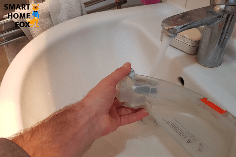 Man sieht den Wassertank eines Roboters.